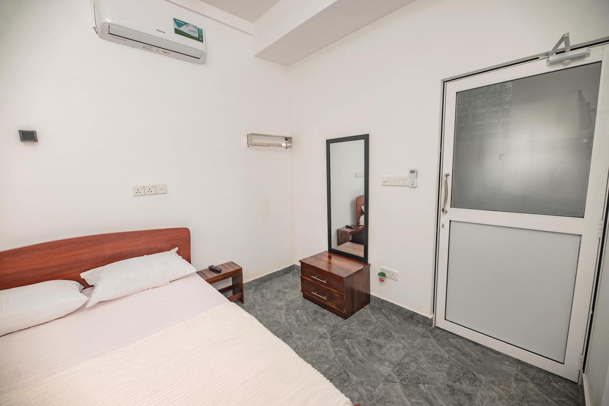 Nnr Wattala Hotel Exterior photo